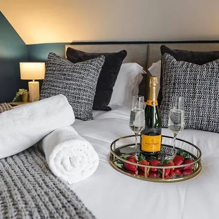 Bournecoast - Stylish Flat With Balcony - Sea Views - 10 Min Walk To Beach - Parking - Wifi - Fm8407 Bournemouth Esterno foto