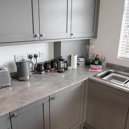 Bournecoast - Stylish Flat With Balcony - Sea Views - 10 Min Walk To Beach - Parking - Wifi - Fm8407 Bournemouth Esterno foto