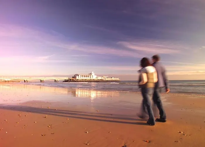 Bournecoast - Stylish Flat With Balcony - Sea Views - 10 Min Walk To Beach - Parking - Wifi - Fm8407