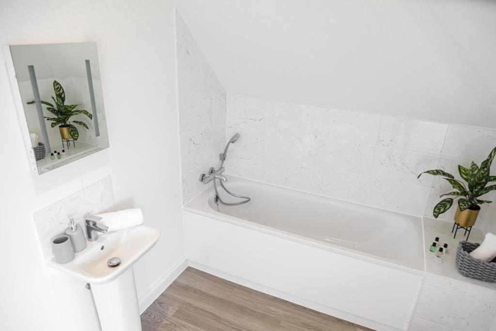 Bournecoast - Stylish Flat With Balcony - Sea Views - 10 Min Walk To - Parking - Wifi - Fm8407 Apartamento