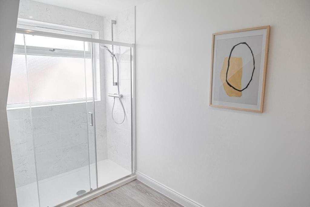 Apartment Bournecoast - Stylish Flat With Balcony - Sea Views - 10 Min Walk To - Parking - Wifi - Fm8407 Bournemouth